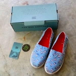 Size 5 kids toms popsicle print light blue glow in the dark!